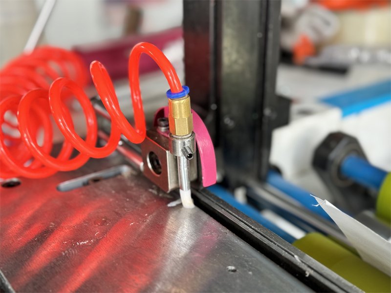 tail cutter and gluer