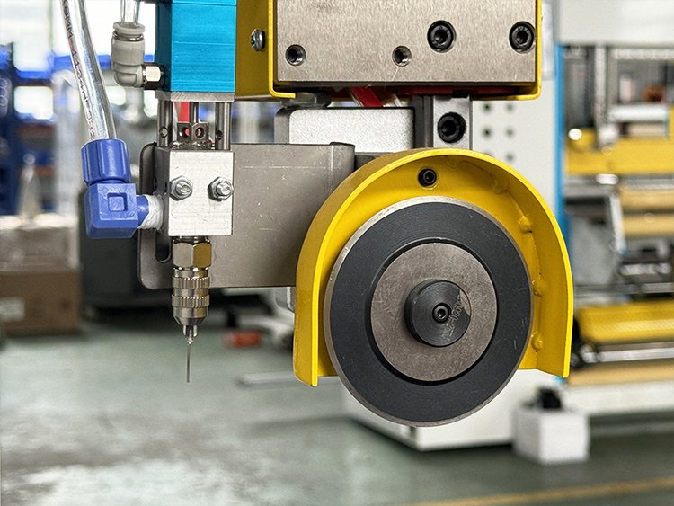 900A tail cutter and gluer