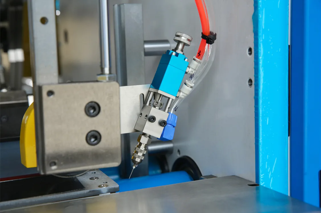 900A tail cutter and gluer